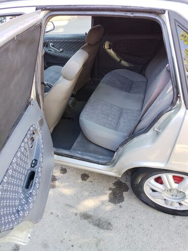 Daewoo: Daewoo Nexia sedan, gümüşü rəng. Kompakt və geniş salonlu şəhər — 6