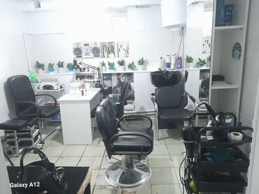 маникюрный салон: Продаю маленькую действующую парикмахерскую с клиентской базой