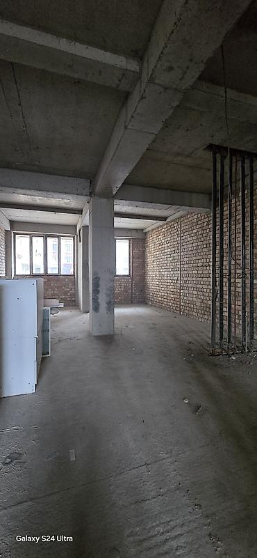 Продажа помещений свободного назначения: Сдаеться коммерческое помещение в жилом доме . 270кв. В районе — 4