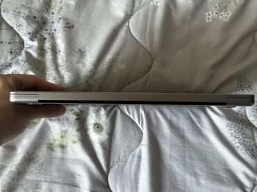 Apple: Apple M3, 8 GB OZU, 14 " — 12