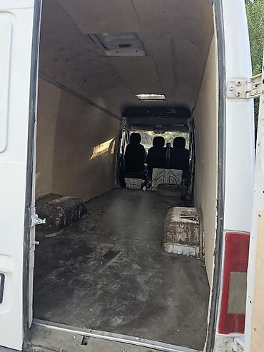 высокая крыша: Mercedes-Benz Sprinter (длинная база, высокий потолок), грузовой — 2