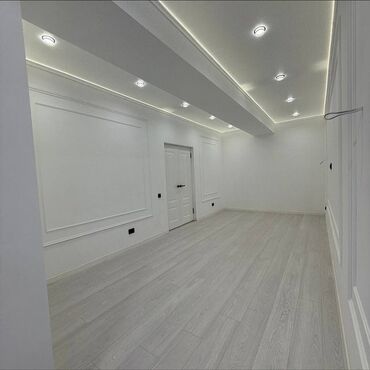 Помещения свободного назначения: Современная белая комната под интерьер-студию - Просторное вытянутое — 4