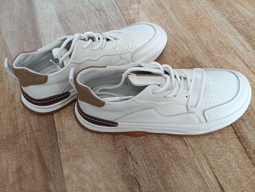 Women's Sneakers and athletic shoes: Представляем универсальные низкие кроссовки белого цвета. Обувь