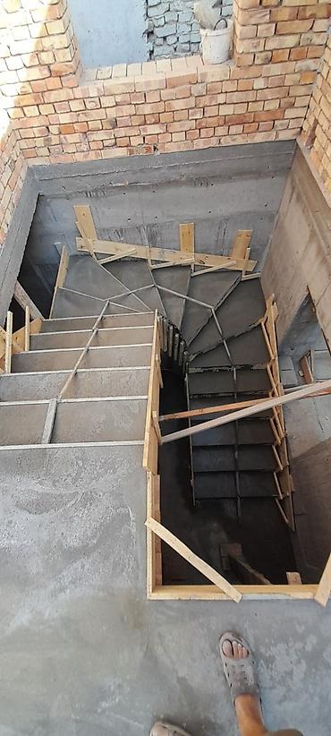 Обшивка лестниц: Монолитная лестница из бетона, выполненная в полувинтовом стиле — 8