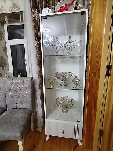 şkaflar: Şüşəli vitrin dolabı - Material: Laminat korpus, ön tərəf tam şüşə; — 1