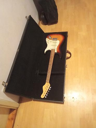 Gitare: Električna gitara tipa Stratocaster u sunburst finišu, sa belim — 10