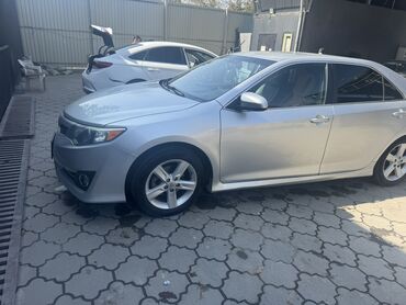 авто рынык: Toyota Camry SE, седан, серебристый цвет кузова. Кузов и экстерьер: -