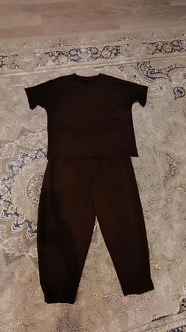 Unisex iki hissəli dəst – tünd qəhvəyi rəng - Dəst: qısaqalq T‑şört +