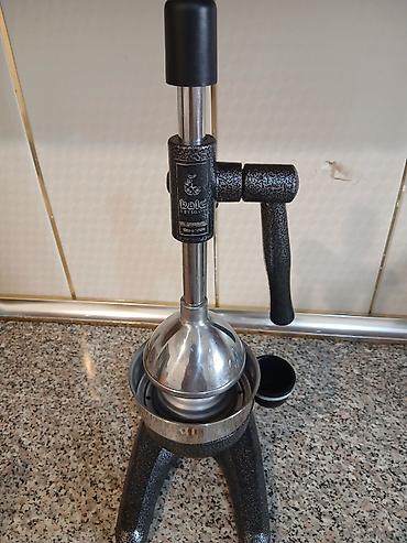 nar soku çəkən: Ağır, davamlı metal gövdəli peşəkar nar və portağal sıxan aparat. Tam — 2