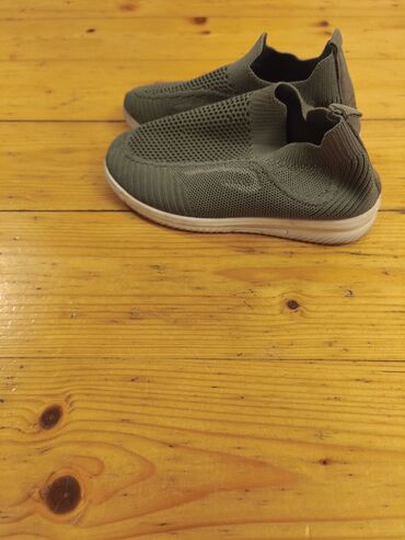 Ayaqqabılar: Qara rəngdə olan dəri kişi ayaqqabıları. Dəbli dizaynı ilə həm rəsmi — 13