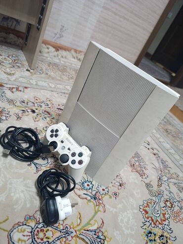 продаю playstation 4: Продам PlayStation 3 super slim прошитая на 30 игр джойстие и провода