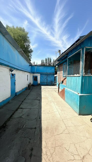 Продажа домов: Дом, 200 м², 5 комнат, Собственник, Старый ремонт at lalafo.kg — 2 Продажа домов: Дом, 200 м², 5 комнат, Собственник, Старый ремонт — 2