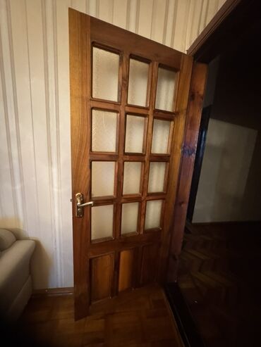 Döşəmə: Bu qapıdan 4 ədəd var, hər biri 100 AZN və birlikdə 400 AZN