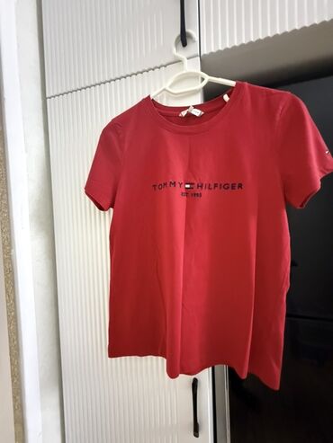 женские розовые кофточки: Qırmızı Tommy Hilfiger T‑shirt - Klassik qısaqol dizayn - Ön hissədə