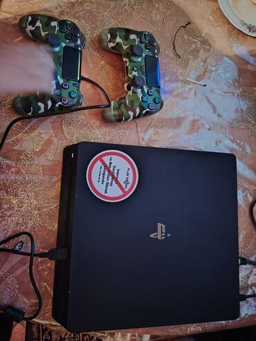 PS4 (Sony Playstation 4): Plesdesin 4 silim 1 tb yadas 2 super islek pultda verilir. Yadasinda 3