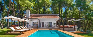 Looking to rent a villa with a private pool in Halkidiki?
