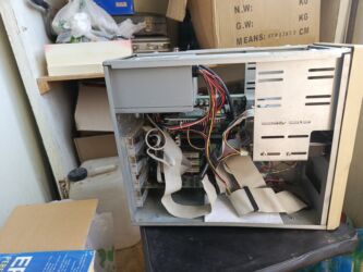 Masaüstü kompüterlər və iş stansiyaları: Köhnə Sony komputer və hissələri. sistem bloku, disketler, kalonka — 8