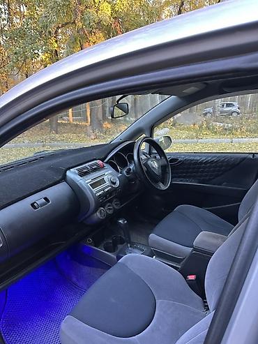 camry 2005: Honda Fit: 2002 г., 1.3 л, Автомат, Бензин, Хэтчбэк — 8