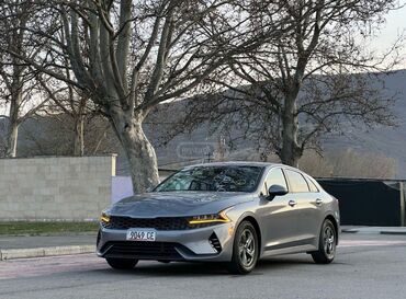 срочно автомабил: Серый седан Kia K5 последнего поколения. Автомобиль отличается