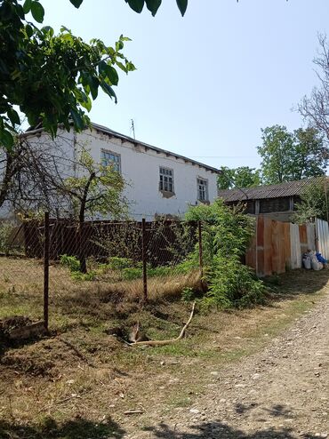 lokbatanda satilan heyet evleri 2023: Bu ev kənd həyatı üçün uyğun bir seçimdir. Ağ rəngdə fasadı və bir