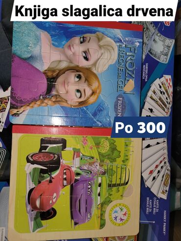 Igračke: Drvena podloga sa metalnim žicama različitih boja, na kojima su — 14