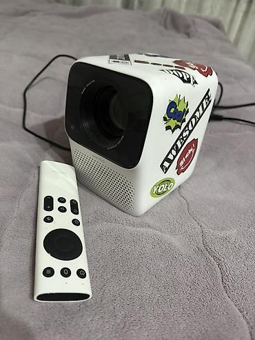 Mini proyektor + pult - Kompakt kub formalı dizayn, daşınması asan. -