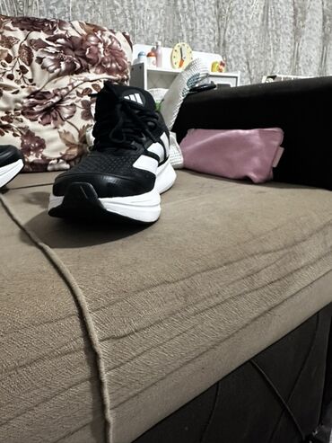 Krasofkalar və idman ayaqqabıları: Saytda 70 dollardan 39 dollara dushub endirimdedir hal hazirda — 9