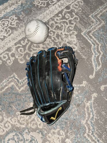двойка спортивная: Бейсбольный мяч и перчатка