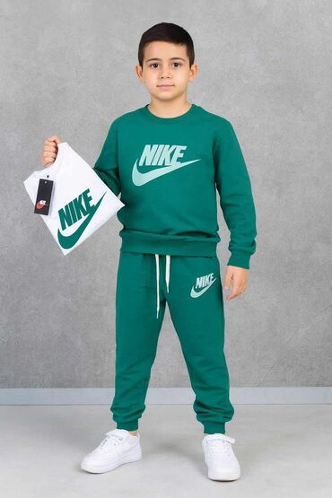 Komplet trenerke: 👇🏻👇🏻TRODELNI SETOVI👇🏻👇🏻 💰💰2750 din ili dva 4500din💰💰 Set sadrzi — 17