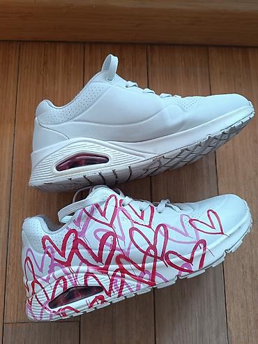 sergio tacchini shoes: Par belih Skechers patika, jedan par je potpuno beo, dok je drugi — 2