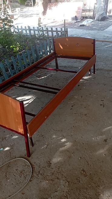 комтер: Односпальная металлическая кровать с деревянными изголовьем и — 3