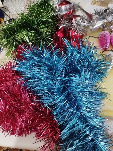 Ёлочные шары и украшения: Продаю новогодние игрушки. - Красные глянцевые шарики разных размеров — 7