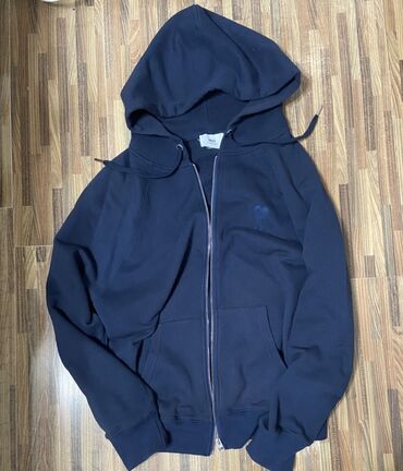 серая толстовка: Темно-синяя худи на молнии с капюшоном. Особенности: - Прямой крой