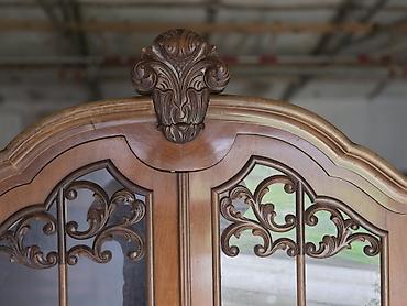 Stilske vitrine: Vitrina/komoda od punog drveta sa vitraž staklom i bogatim — 9