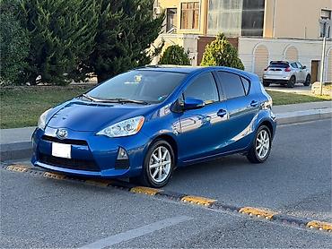 Scion: Toyota Prius C – mavi rəngli, 5 qapılı hibrid hetçbek. Əsas — 1