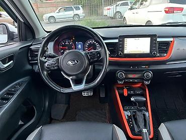 Kia: Компактный кроссовер Kia Stonic белого цвета, оснащенный рейлингами на — 7