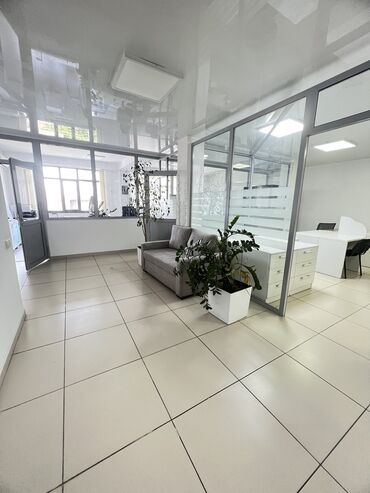 Офисы: Сдаю Офис, 52 м², В административном здании, 1 линия