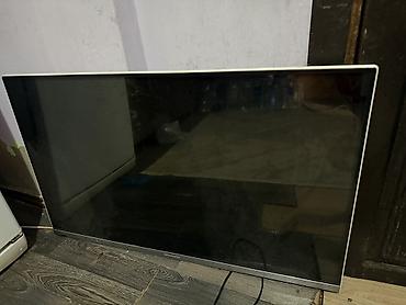 Телевизор Skyworth, диагональ около 43–50". Тонкие рамки по периметру