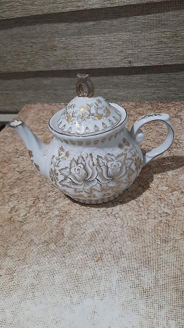 Porselen çaydan - Material: ağ porselen - Dizayn: qızılı naxışlar və