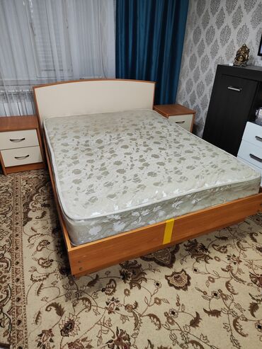 Кровати: Двухместный кравать с двумя тумбочками размер 200×150 Цена 5000