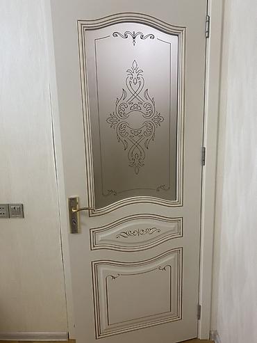 qapi: Zərif klassik üslubda otaq qapısı. Qapı krem/açıq fil sümüyü tonunda — 1