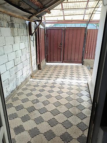 Продажа коттеджей и домов: 🏡 Срочно продаётся полдома! 🔥 📍 Начало Маевки, Бишкек 🏠 Площадь: 60 — 3