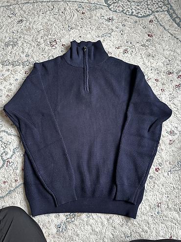 Мужской тёмно‑синий свитер с воротником на молнии (half‑zip). -