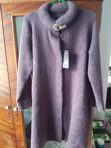 женское пальто новое: Новый размер 50
цена 2200сом