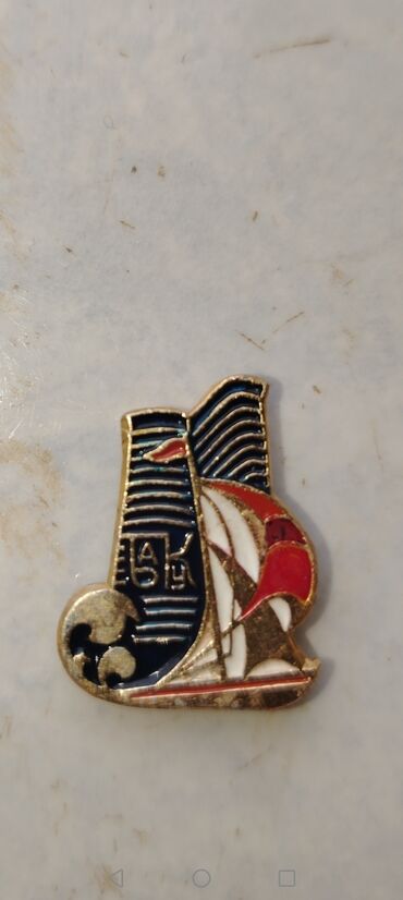 ниссан автозапчасти: Emaye nişan/pin – yelkənli qayıq və dalğa motivi - Material: metal