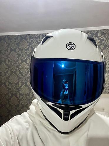 мотоциклетные очки: Белый мотошлем-интеграл ORZ Helmets с ярким синим зеркальным визором — 1