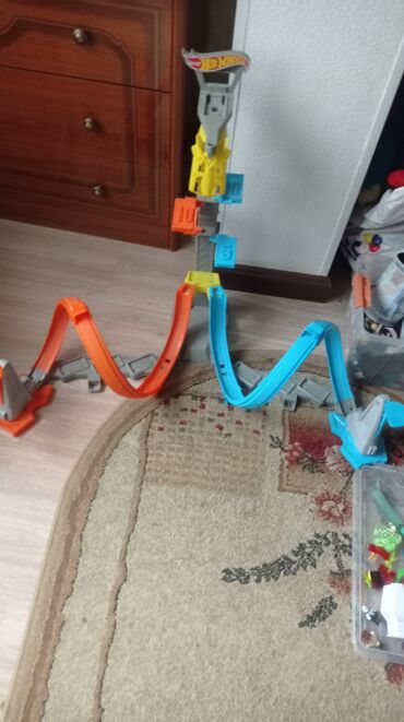 Игрушки: Гоночная трасса Hot wheels. брали в детском мире за 7000 отдам за 2000