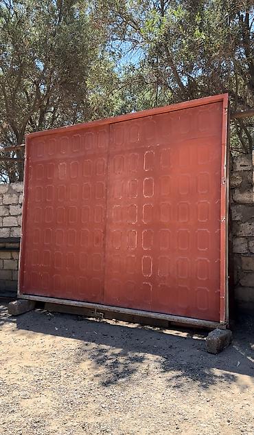 qapi darvaza: İşlənmiş Dəmir Həyət darvazası, 3 m, Qapı ilə, rəng - Qırmızı — 1