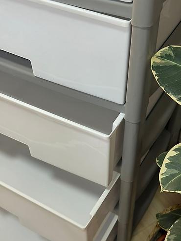 Комоды для одежды: Пластиковый комод с пятью выдвижными ящиками белого цвета и салатовым — 8