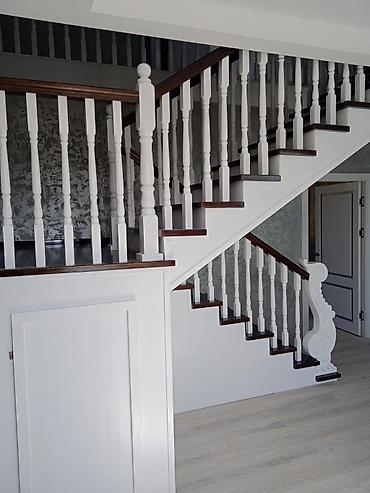 Деревянные лестницы: Деревянная лестница Для дома, Форма лестницы: Много-маршевая, Стиль: Классический — 8